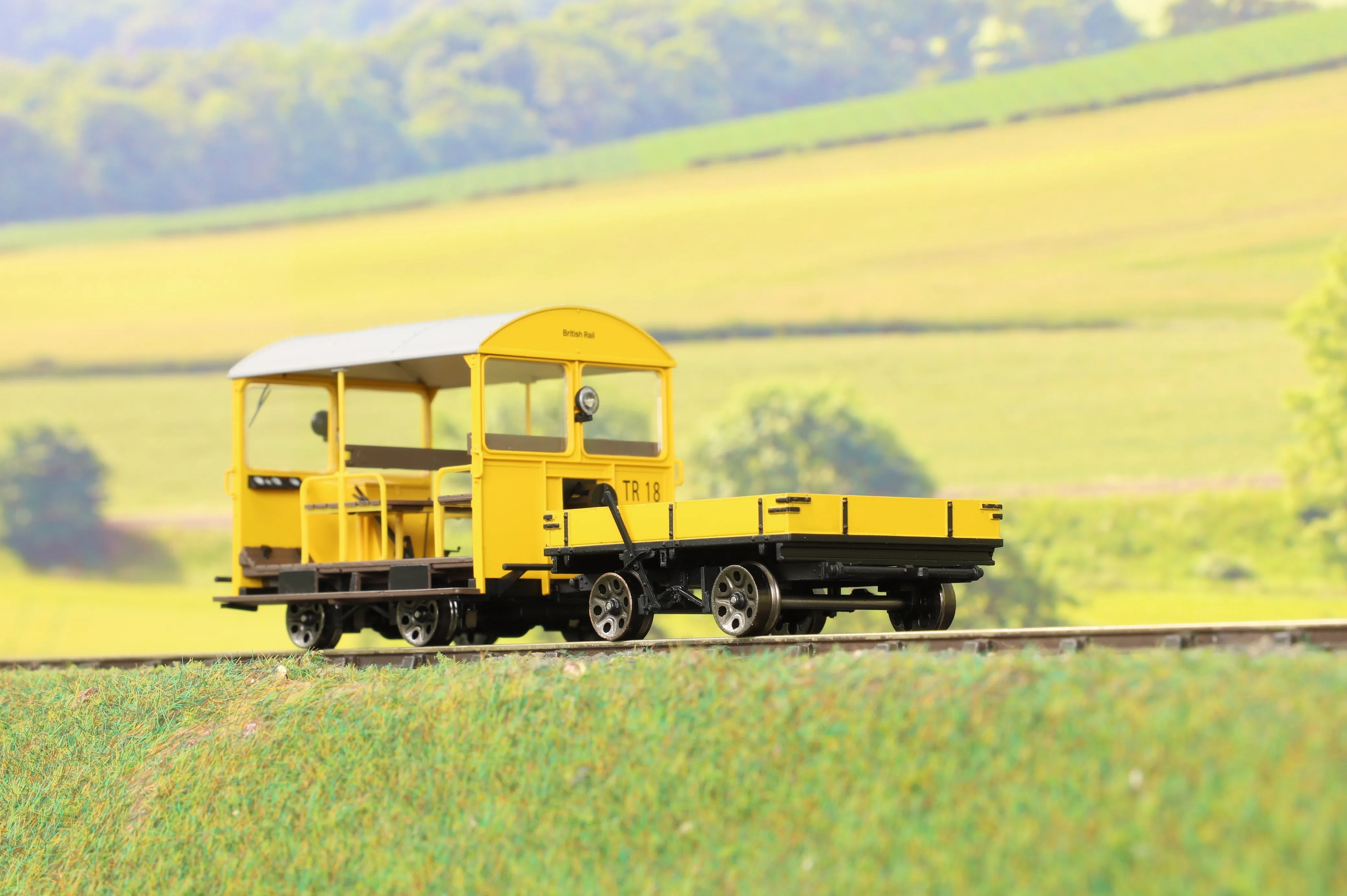 Ellis Clark Trains E1018S Finescale O Gauge Wickham Trolley & Trailer, BR Yellow 'TR18', DCC Sound